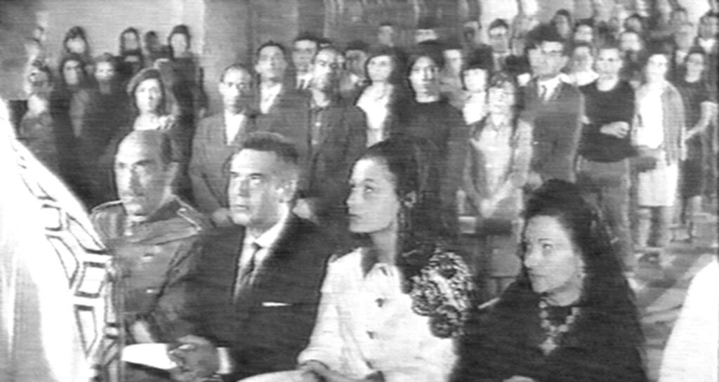 Elisa (Gloria Milland) y Don Cecilio (Carlos Lemos) durante su boda en la iglesia de Villamanta, en la película Aquí mando yo