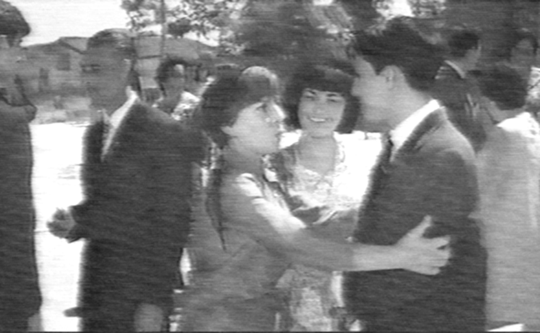 Gracita Morales, como Gregoria, en el atrio de la iglesia de Villamanta durante la escena de la boda