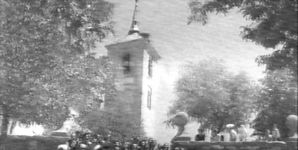 Vecinos y personajes bajando las escaleras del atrio de la iglesia de Santa Catalina en Villamanta, escena final de la película