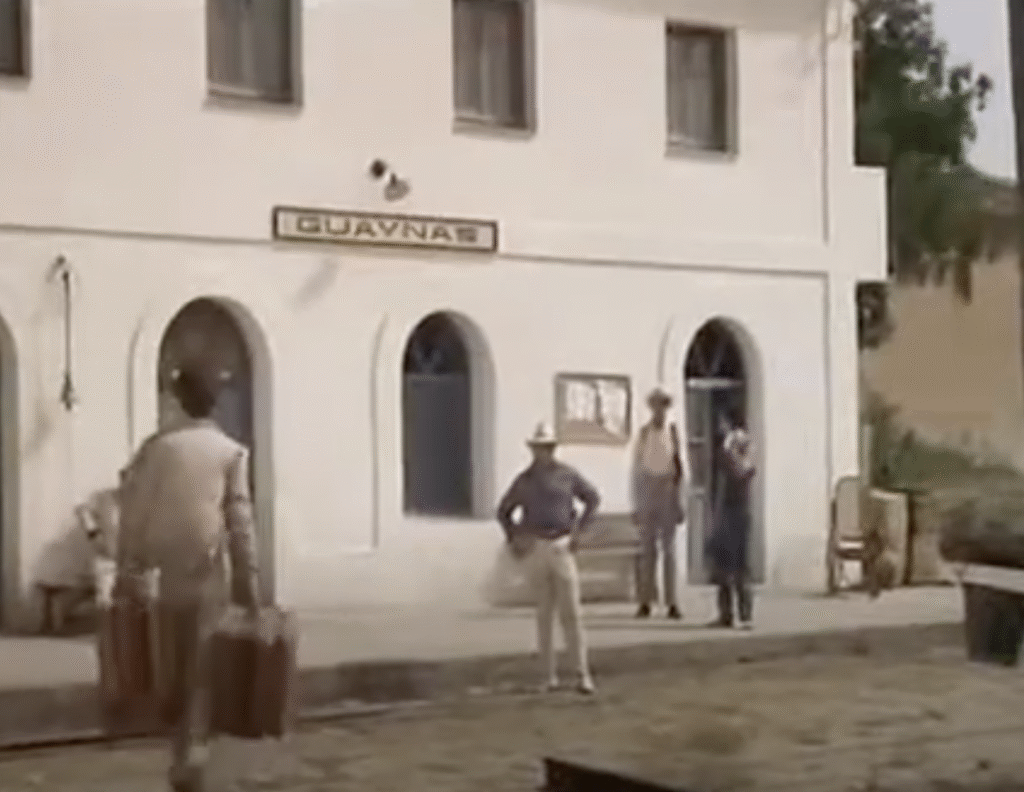 Exterior de la estación de Villamanta en una escena de El Aventurero de Guaynas (1966)