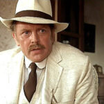 Dan O’Herlihy vestido de blanco y con sombrero, en su papel en Cien Rifles