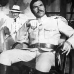 Fernando Lamas en uniforme militar, interpretando al General Verdugo en Cien Rifles