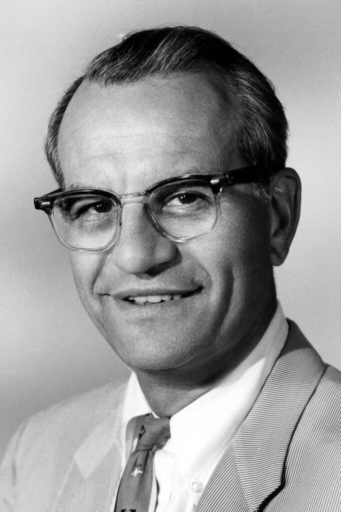 Retrato en blanco y negro de Henry Levin, director de cine estadounidense, conocido por dirigir The Desperados (1969), rodada parcialmente en Villamanta.