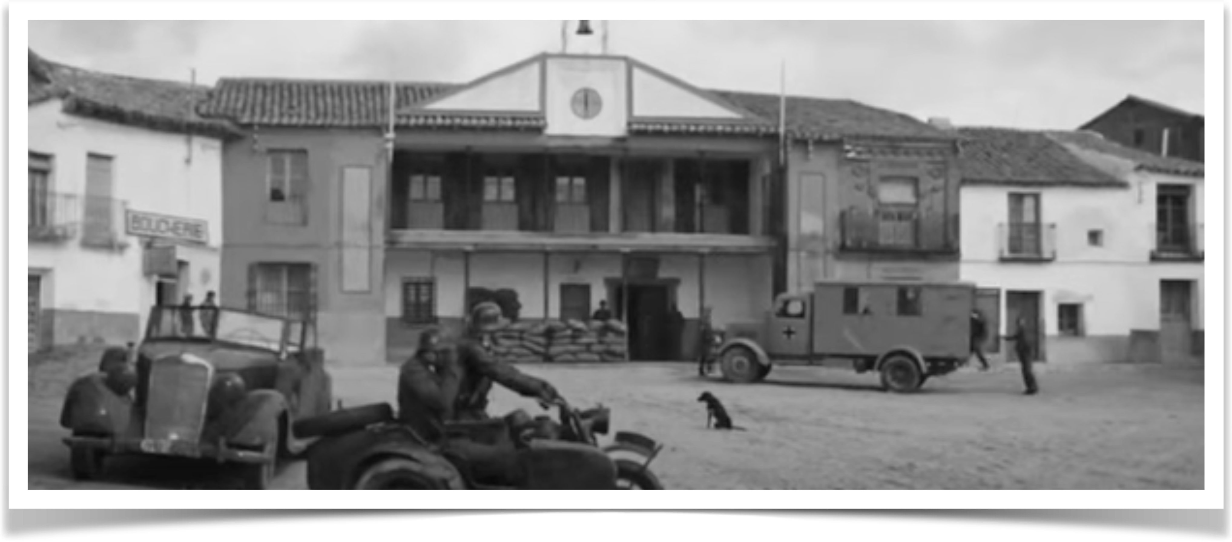 Fotograma de La Brigada de los Condenados con soldados nazis, vehículos militares y decorados en la plaza de Villamanta