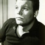 Retrato en blanco y negro de Neville Brand, actor que interpretó a uno de los hijos del reverendo Galt en The Desperados (1969), rodada en parte en Villamanta.