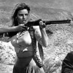 Raquel Welch empuñando un rifle en una escena de acción de Cien Rifles (1969)