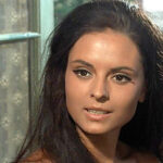 Soledad Miranda junto a una ventana en una escena de Cien Rifles (1969)