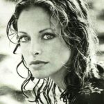 Retrato de Sydne Rome