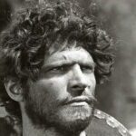 Retrato en blanco y negro del actor Tony Musante en su papel de Paco Román en la película Salario para matar (Il mercenario), 1968