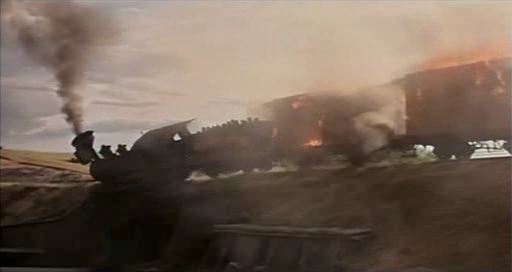 Momento exacto en que el tren utilizado en el rodaje de The Desperados cae al arroyo en Villamanta tras ser explosionado.
