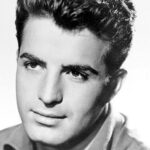 Retrato en blanco y negro de Vince Edwards, actor estadounidense que interpretó a David Galt en The Desperados (1969), película rodada en parte en Villamanta.