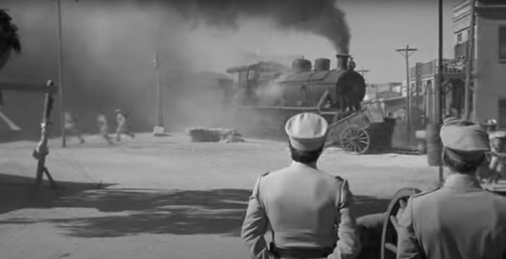 Escena de Cien Rifles (1969) rodada en Villamanta, con tren y soldados