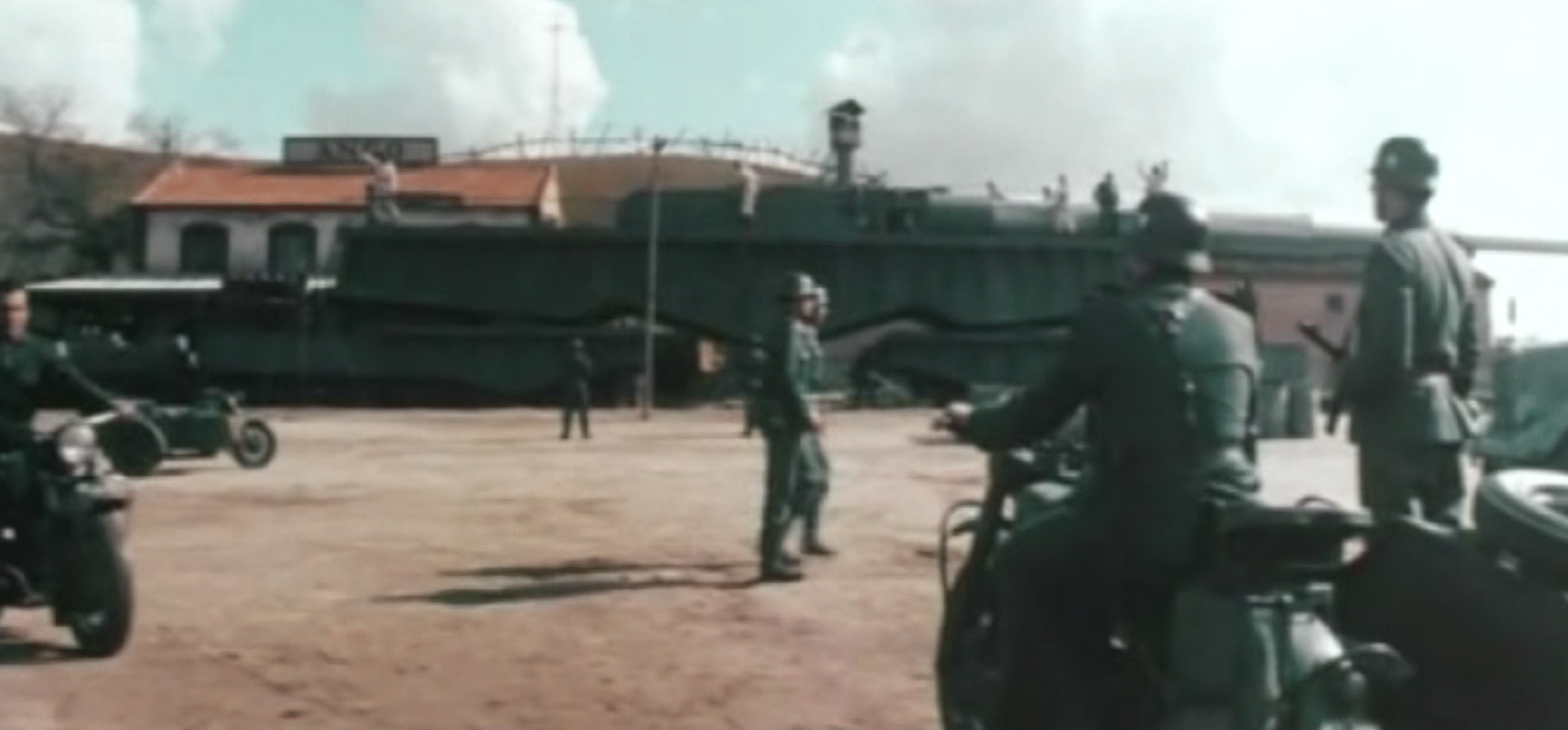Escena de La Legión de los Condenados (1969) rodada en la estación de tren de Villamanta con soldados alemanes y motocicletas.