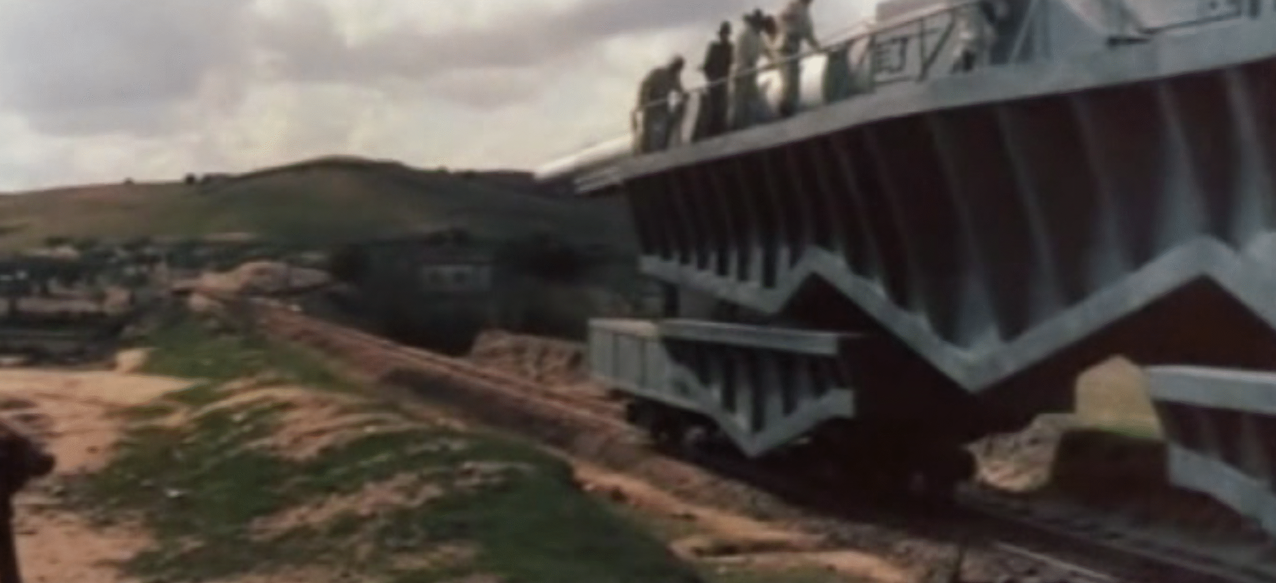 Escena de La Legión de los Condenados (1969), con un tren militar sobre las vías de Villamanta.