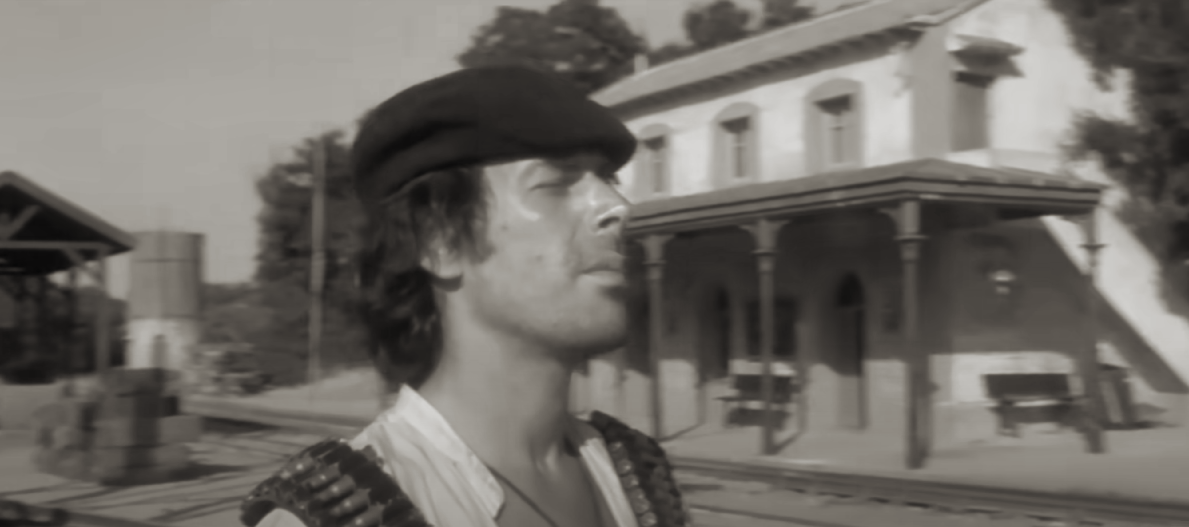 Tomás Milián como El Vasco en la estación de tren de Villamanta durante el rodaje de Vamos a matar, compañeros (1970).