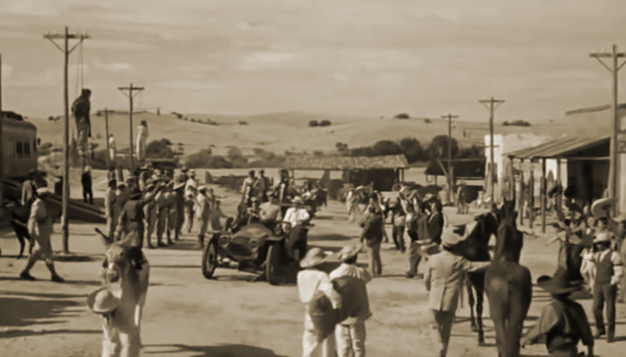 Escena del pueblo en Cien Rifles con tren, soldados y campesinos durante la revolución mexicana
