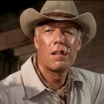George Kennedy como Chris Adams en La Furia de los Siete Magníficos (1969)