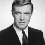 Fotografía en blanco y negro de George Peppard, actor principal de Cañones para Córdoba (1970), vistiendo traje y corbata.