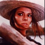 Primer plano de Giovanna Ralli con sombrero de paja, caracterizada como Leonora Cristobal en la película Cañones para Córdoba.
