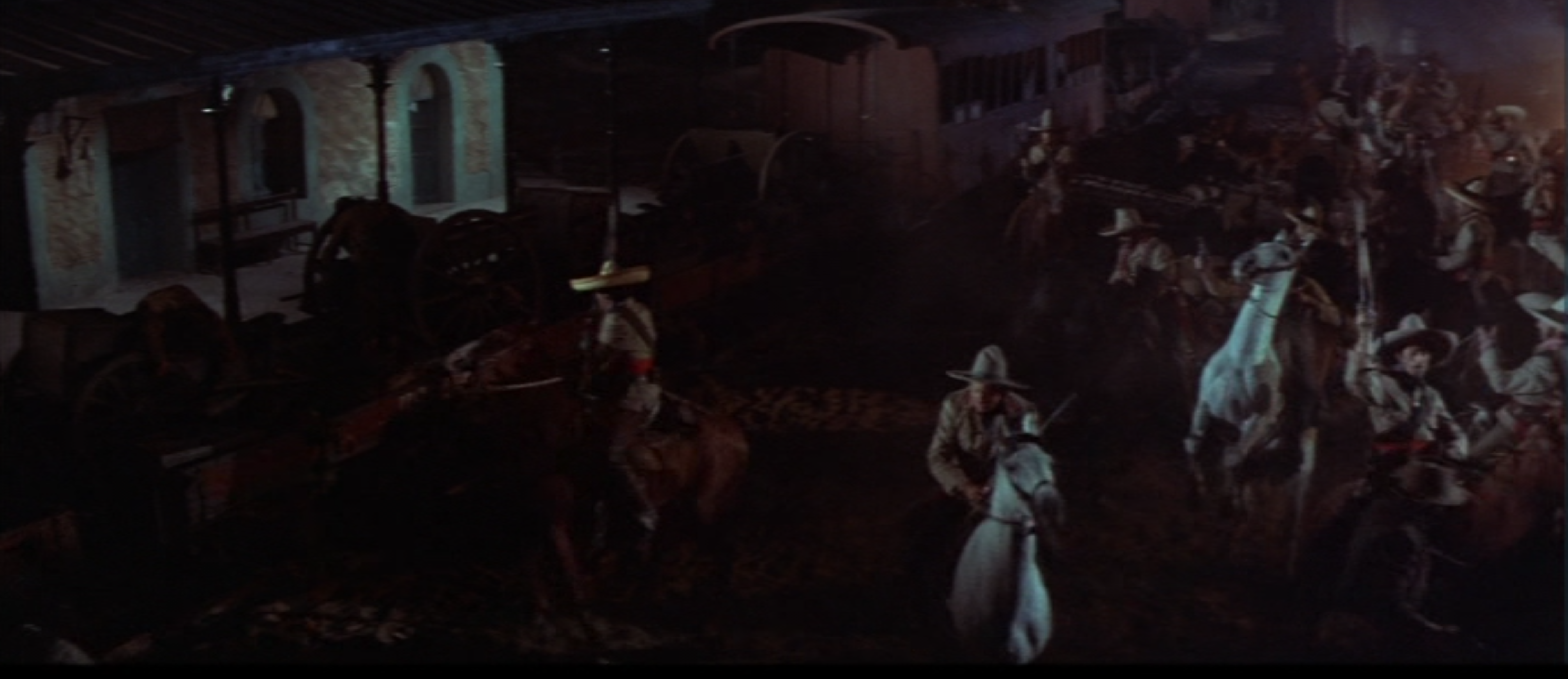 Escena nocturna de la película Cañones para Córdoba con jinetes armados junto a un tren en la estación, rodada en Villamanta.