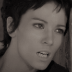Iris Berben como Lola en Vamos a matar, compañeros (1970), mirando con angustia.