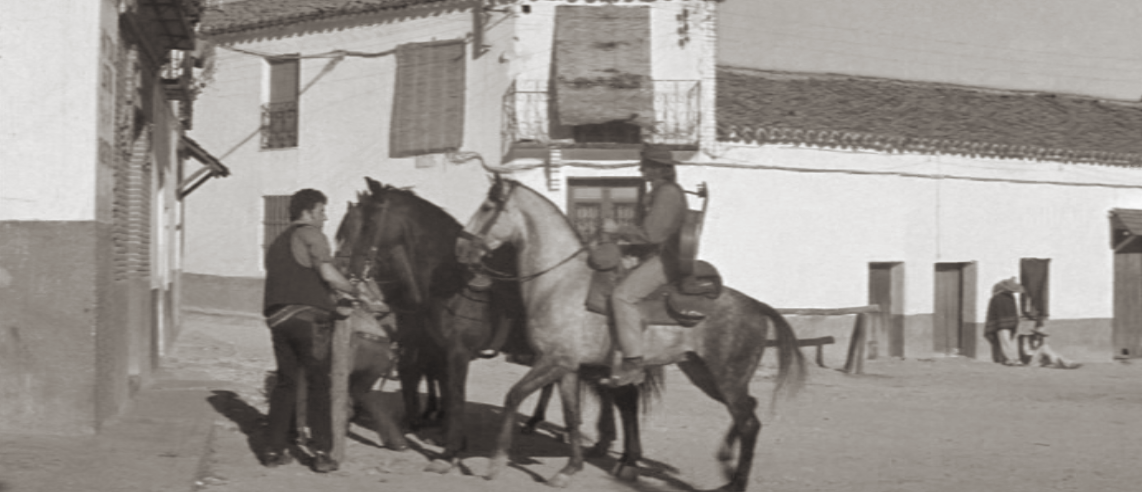 Escena rodada en la Plaza de Villamanta para Cañones para Córdoba, con jinetes y casas tradicionales de fondo.