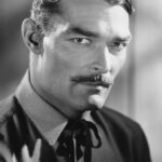 Retrato en blanco y negro de John Russell, actor que interpretó al Sargento Jackson en Cañones para Córdoba.