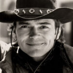 Retrato en blanco y negro de Peter Duel con sombrero de vaquero, actor que interpretó a Andy Rice en Cañones para Córdoba.