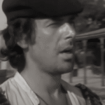 Tomás Milián como El Vasco en Vamos a matar, compañeros (1970), con su característico gorro y cartucheras cruzadas.