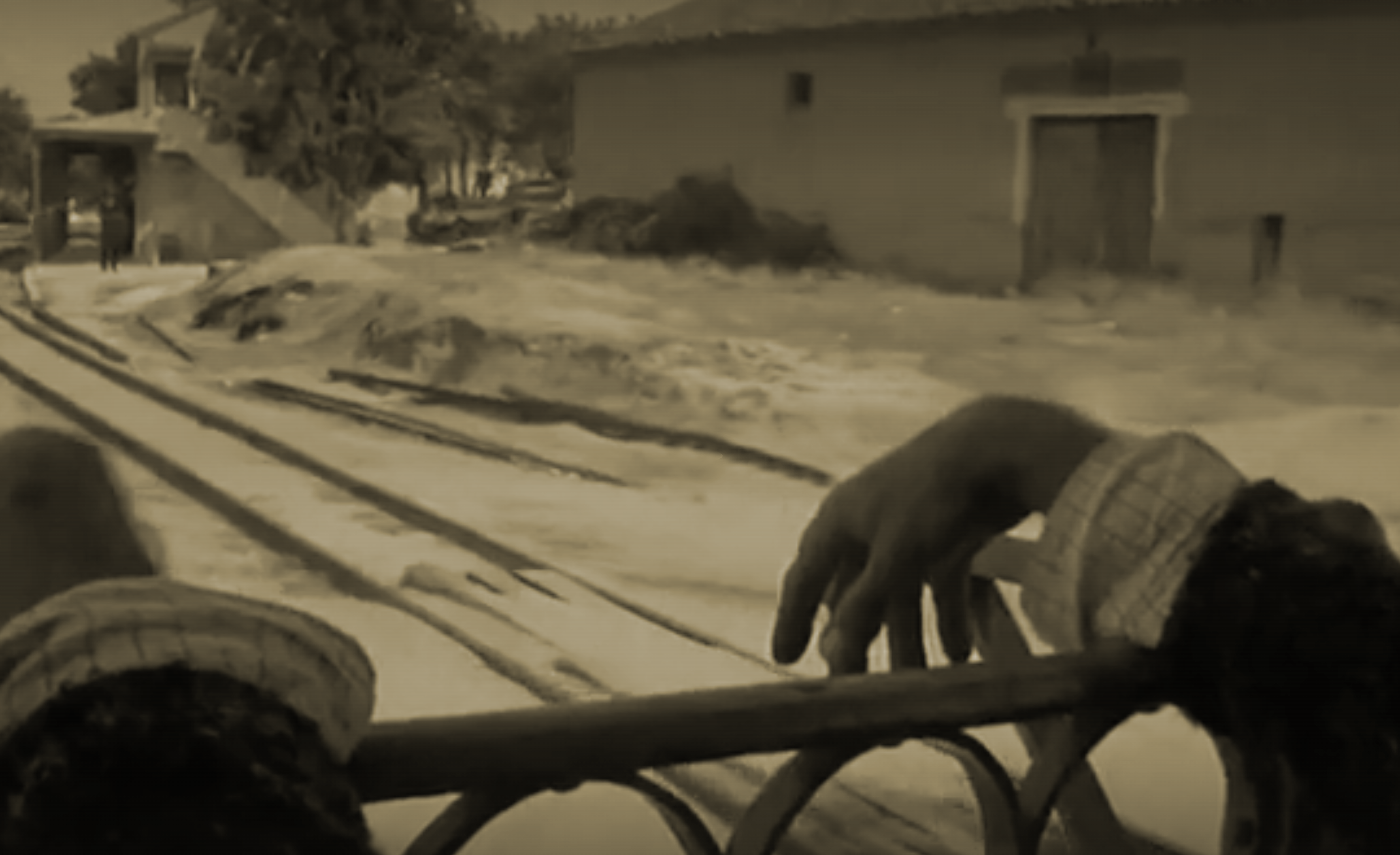 Primer plano de un pasajero en el tren mientras se aleja de la estación de Villamanta en la película Manos Torpes (1970).

