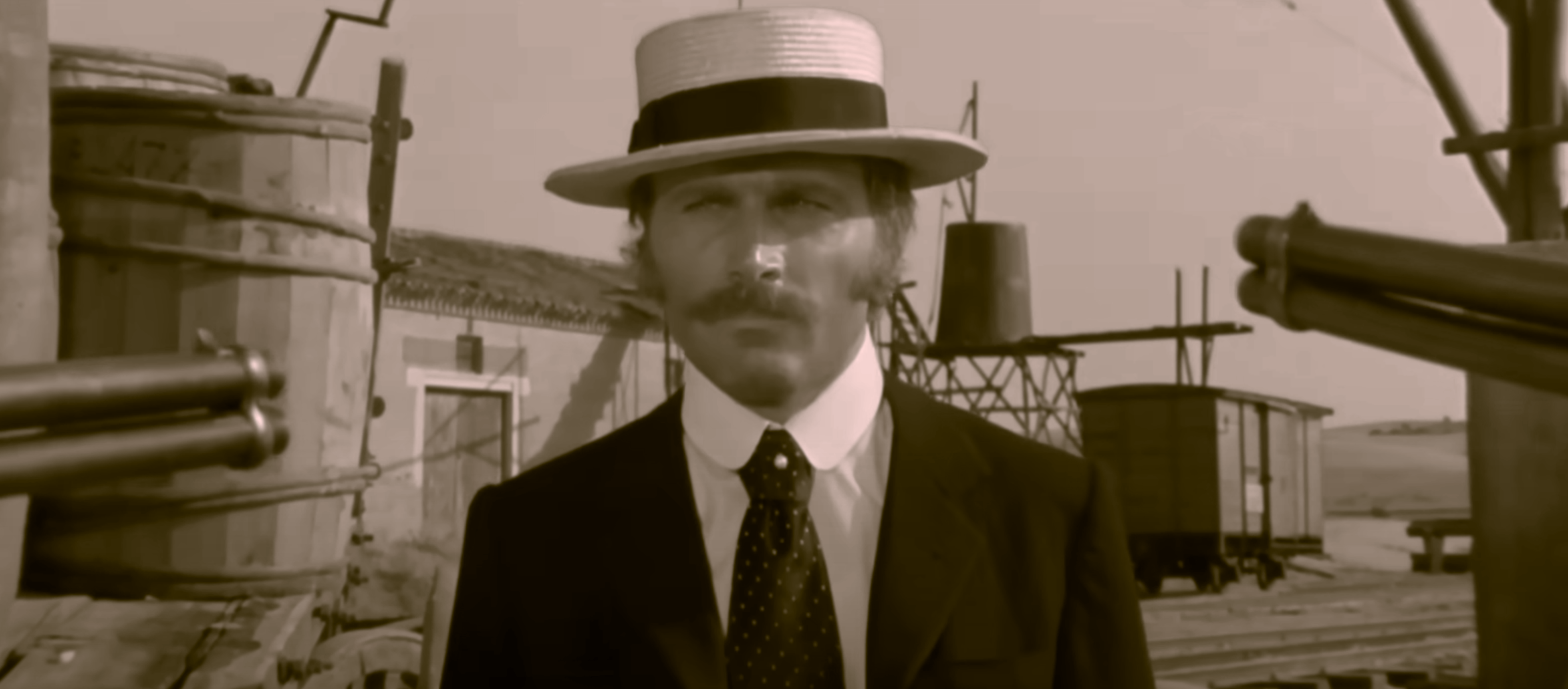Franco Nero como Yodlaf Peterson frente a la antigua bodega de Villamanta en Vamos a matar, compañeros (1970).